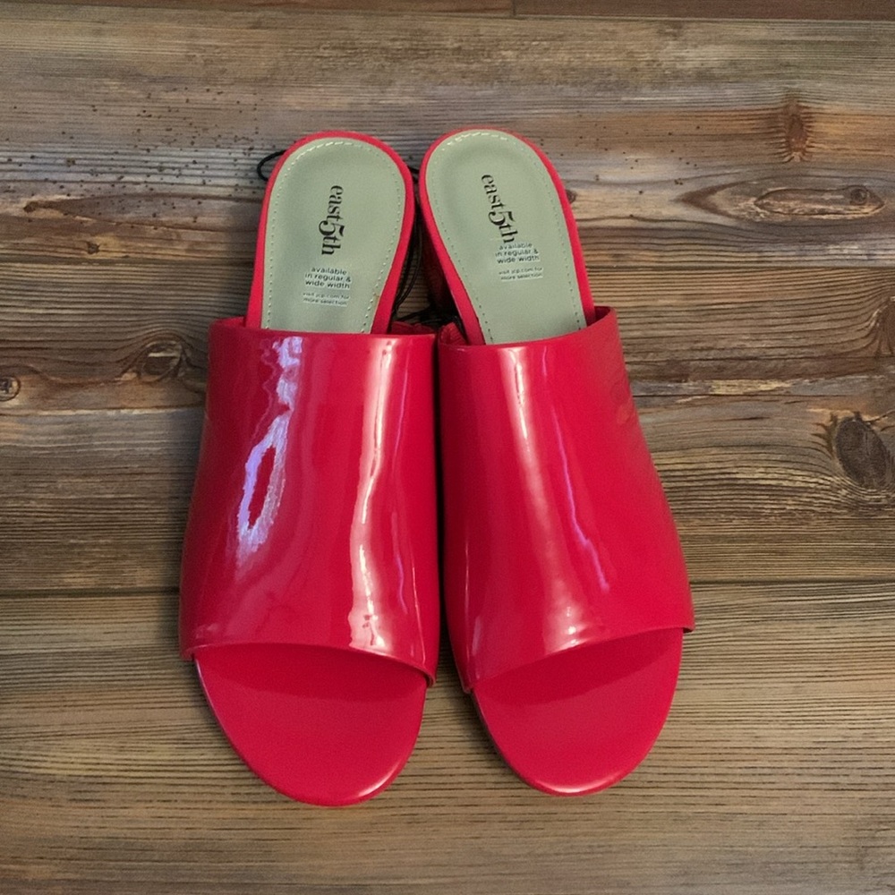 NEW East 5th Glossy Red Slip On Sandals - Picture 3 of 12
